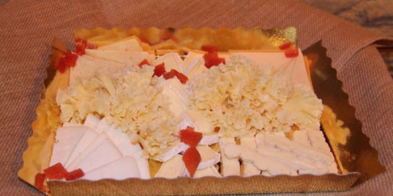 Imagen de tabla con diferentes quesos laminados