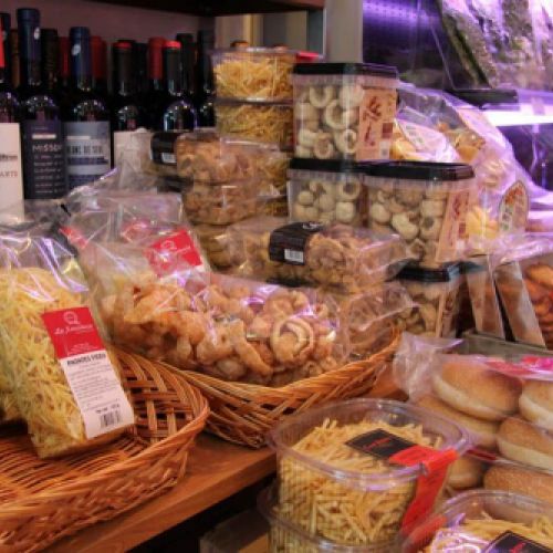 Imatge d'expositor amb snacks, dolços i vins