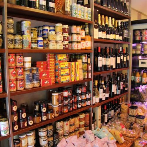 Interior de la tienda con estanterías a la izquierda con diferentes productos gourmet