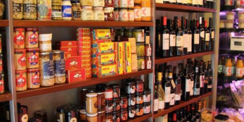 Interior de la tienda con estanterías a la izquierda con diferentes productos gourmet